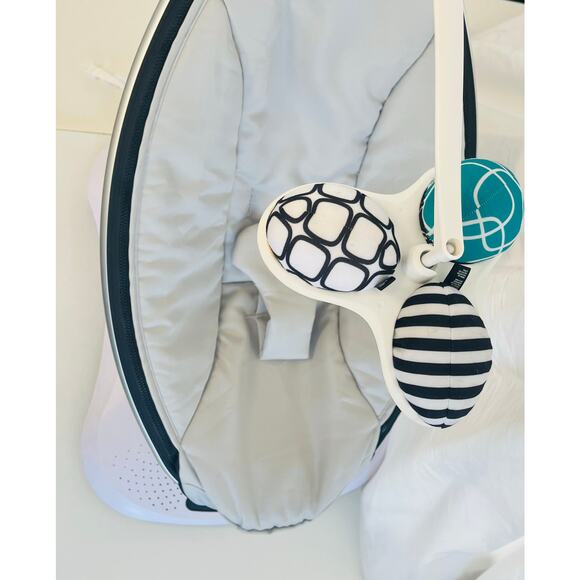 MamaRoo 5 multi-motion baby swing with bluetooth - Picture 1 of 9